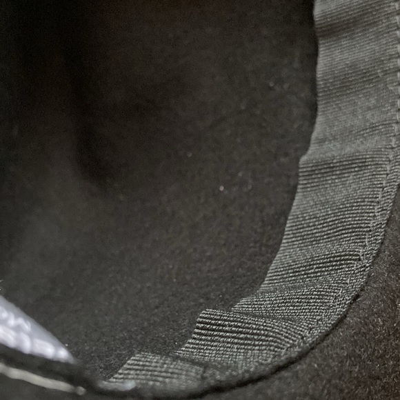 Fedora-Gelso Bianca pinched black Fedora 100% wool with gold chain.  Classic - Picture 13 of 15